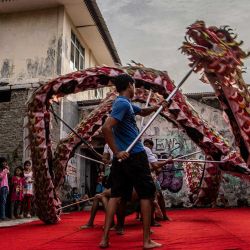 Un grupo de danza del dragón practica sus movimientos en Bogor, antes de las celebraciones del Año Nuevo Lunar el 22 de enero. Foto de ADITYA AJI / AFP | Foto:AFP