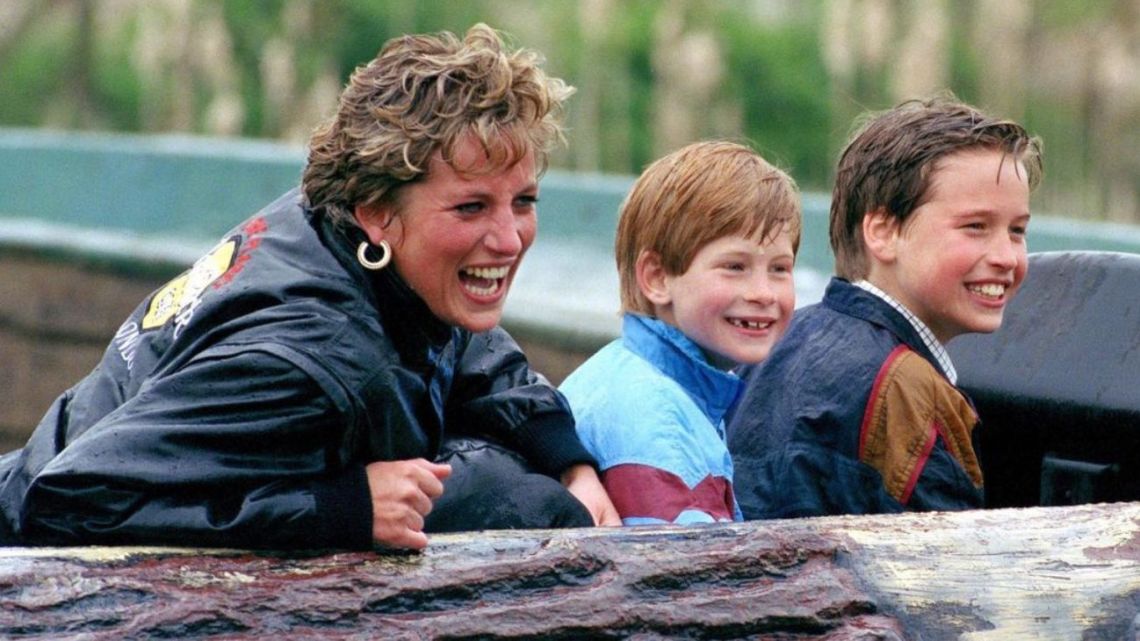 Lady Di resumió a su hijo Harry por una actitud racista hacia una persona india