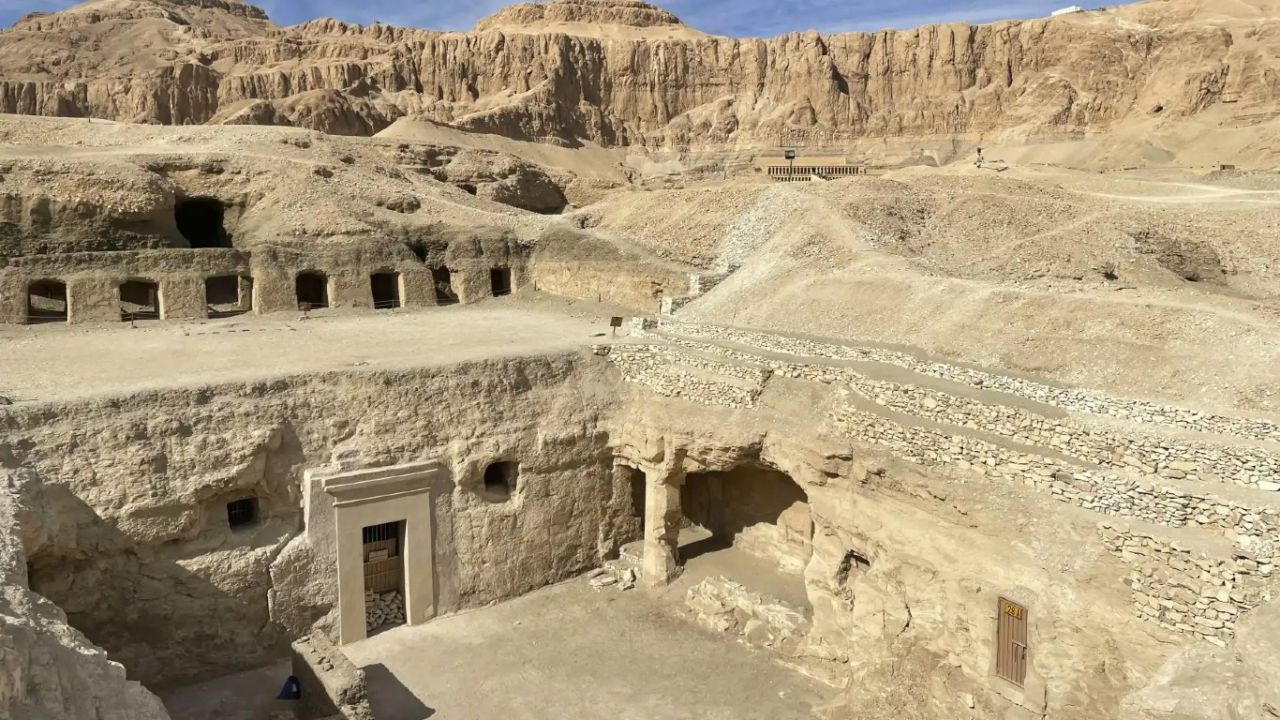 They find two tombs with 60 mummies in Egypt