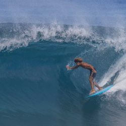 Kaniela Stewart, surfista de la división de longboard de Hawái, monta un gran oleaje en Pipeline en la costa norte de Oahu, Hawái, para la final de Da Hui Backdoor Shootout. Foto de Brian Bielmann / AFP | Foto:AFP