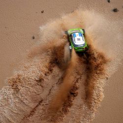 El piloto argentino Sebastian Halpern y su copiloto Bernardo Graue compiten durante la Etapa 9 del rally Dakar 2023 entre Riyadh y Haradh en Arabia Saudita. Foto de FRANCK FIFE / AFP | Foto:AFP
