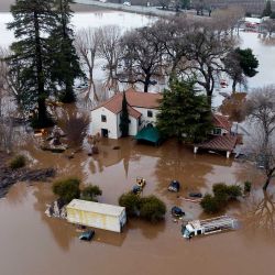 Esta vista aérea muestra una casa inundada parcialmente bajo el agua en Gilroy, California. Ha llegado una tormenta masiva llamada ciclón bomba" por los meteorólogos. Foto de JOSH EDELSON / AFP | Foto:AFP