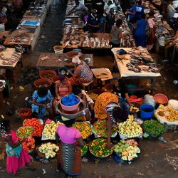 Los vendedores venden productos en el mercado principal de Adjame en Abiyán. Foto de Issouf SANOGO / AFP | Foto:AFP
