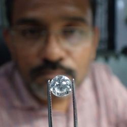 Un trabajador revisa un diamante en un taller de pulido de diamantes en Ahmedabad. Foto de SAM PANTHAKY / AFP | Foto:AFP