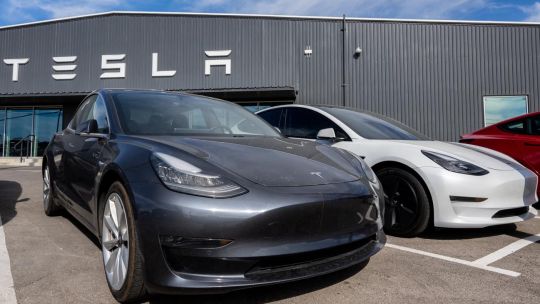 Rápidos y furiosos: Tesla saca de circulación 362 mil vehículos autónomos