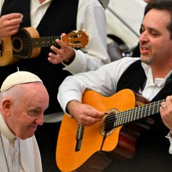 El papa Francisco pasa junto a los músicos mientras da su audiencia general semanal en el salón Pablo VI del Vaticano. Foto de Alberto PIZZOLI / AFP | Foto:AFP