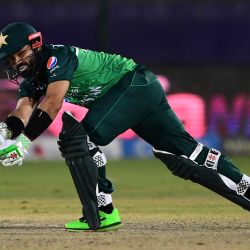 Mohammad Rizwan de Pakistán juega un tiro durante el segundo partido de cricket internacional de un día (ODI) entre Pakistán y Nueva Zelanda en el Estadio Nacional de Karachi. Foto de Asif HASSAN / AFP | Foto:AFP