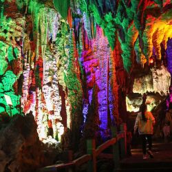 Los turistas que visitan la cueva Yinziyan en el condado de Lipu, ciudad de Guilin, en la región sureña de Guangxi en China. Foto de AFP | Foto:AFP