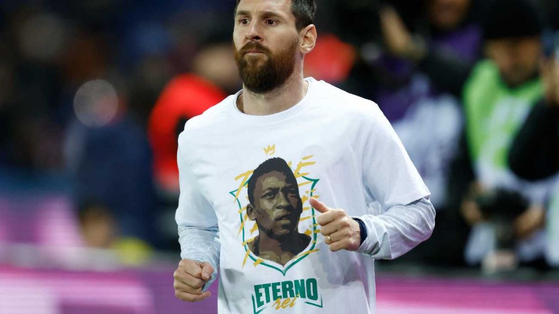 The PSG players took to the field with shirts paying tribute to Pelé