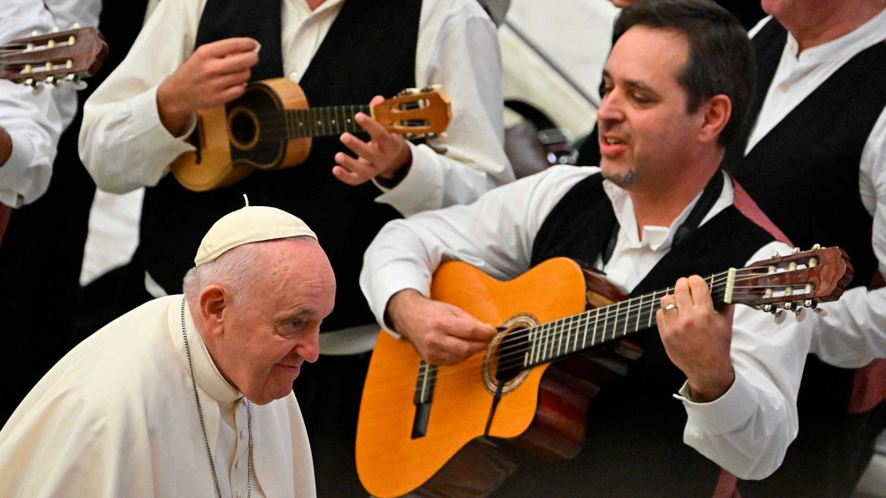 El papa Francisco pasa junto a los músicos mientras da su audiencia general semanal en el salón Pablo VI del Vaticano. Foto de Alberto PIZZOLI / AFP | Foto:AFP