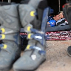 Un ciclista descansa en el vivac después de la Etapa 11 del rally Dakar 2023 entre Shaybah y el Barrio Vacío en Arabia Saudita. Foto de FRANCK FIFE / AFP | Foto:AFP