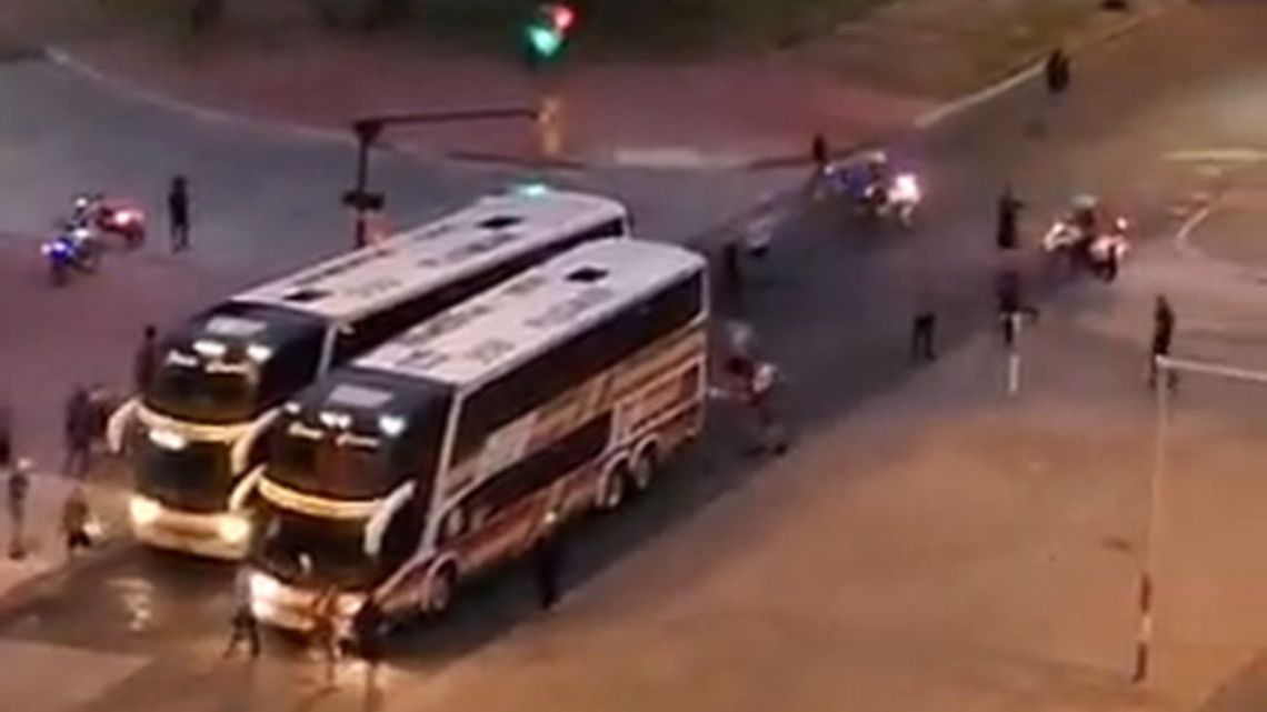 The fans of Nacional ambushed those of Vélez and faced shots
