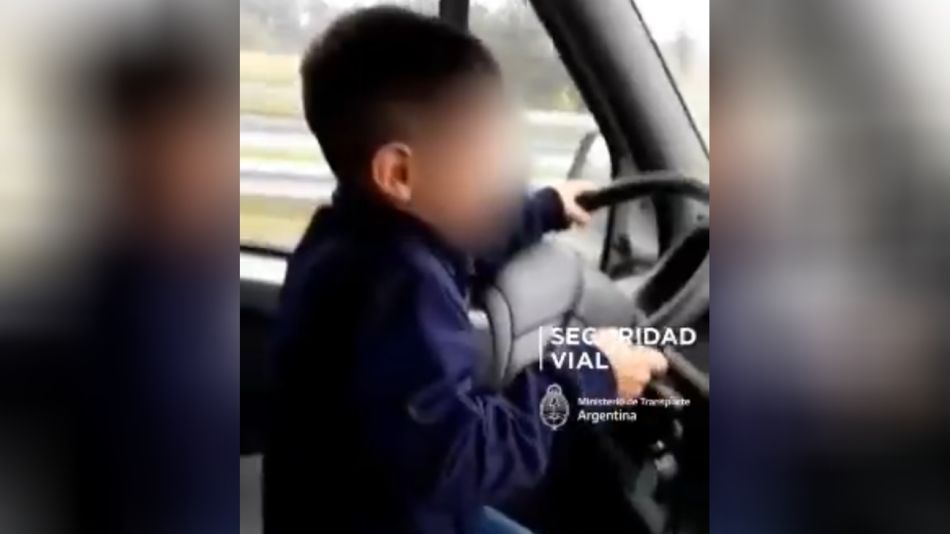 Video: obligó a manejar a su hijo de 7 años | Perfil