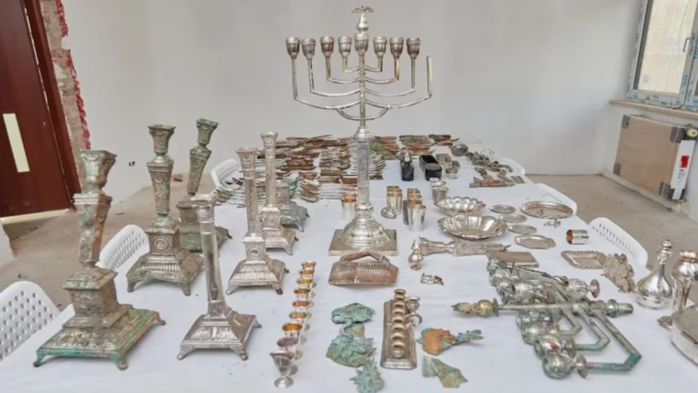 Un tesoro de artículos judíos fue descubierto en el patio de una casa en remodelación en Polonia.