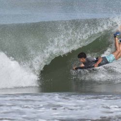 Un chico surfea en Pinamar, Argentina. Foto Pablo Cuarterolo | Foto:AFP