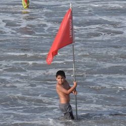Un chico en el mar, verano en Pinamar, Argentina. Foto Pablo Cuarterolo | Foto:AFP