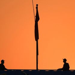 Los guardias de seguridad se muestran al atardecer en las gradas del Estadio Nacional My Dinh en Hanoi. Foto de Nhac NGUYEN / AFP | Foto:AFP