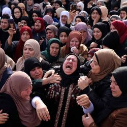 Familiares palestinos lloran la muerte de Abdulhadi Nazzal, presuntamente muerto durante una incursión de las fuerzas israelíes en la ciudad de Qabatia, durante su funeral en la misma aldea en la Cisjordania ocupada. Foto de Jaafar ASHTIYEH / AFP | Foto:AFP