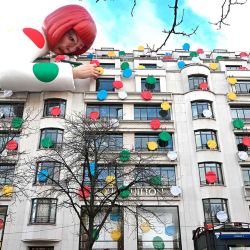 Un gran maniquí inflable que representa a los artistas contemporáneos japoneses Yayoi Kusama decorando la tienda insignia de la marca de lujo francesa Louis Vuitton en la avenida de los Campos Elíseos en París. Foto de Emmanuel DUNAND / AFP | Foto:AFP