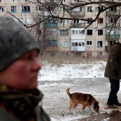 Un residente se para en una calle junto a un perro en la ciudad de Siversk, región de Donetsk, en medio de la invasión rusa de Ucrania. Foto de Anatolii Stepanov / AFP | Foto:AFP