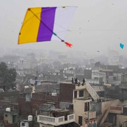 La gente vuela cometas durante las celebraciones del festival Lohri en Amritsar. Foto de Narinder NANU / AFP | Foto:AFP