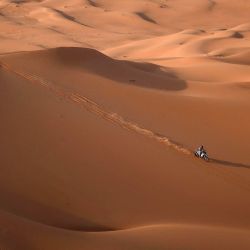 El ciclista francés Romain Dumontier compite durante el Dakar 2023 entre Empty Quarter Marathon y Shaybah, en Arabia Saudita. Foto de FRANCK FIFE / AFP | Foto:AFP