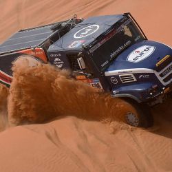 El camión holandés Iveco Martin Van Den Brink, el copiloto Rijk Mouw y Erik Kofman compiten durante el Dakar 2023 entre Empty Quarter Marathon y Shaybah, en Arabia Saudita. Foto de FRANCK FIFE / AFP | Foto:AFP