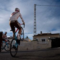El ciclista francés del equipo AG2R, Pierre Gautherat, hace un caballito antes de participar en una sesión de entrenamiento en La Nucia, cerca de Alicante. Foto de JORGE GUERRERO / AFP | Foto:AFP