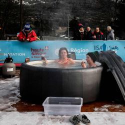 Los nadadores calientan en un baño caliente después de competir en los 1000 m estilo libre femenino del 5º Campeonato Mundial IISA (Asociación Internacional de Natación en Hielo) en Samoens. Foto de JEFF PACHOUD / AFP | Foto:AFP