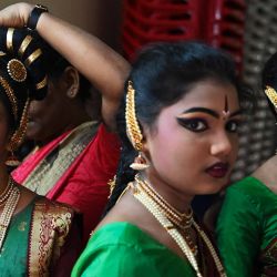 Los bailarines se preparan antes de actuar durante el festival Sankranthi en Shilparamam en Hyderabad. Foto de NOAH SEELAM / AFP | Foto:AFP