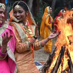 Los estudiantes realizan una danza folclórica punjabi Giddha alrededor de una fogata durante las celebraciones del festival Lohri en Shahzada Nand College en Amritsar. Foto de Narinder NANU / AFP | Foto:AFP