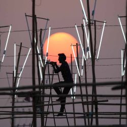 Un trabajador instala luces en un lugar al aire libre de una filmación en Bhopal. Foto de Gagan Nayar / AFP | Foto:AFP