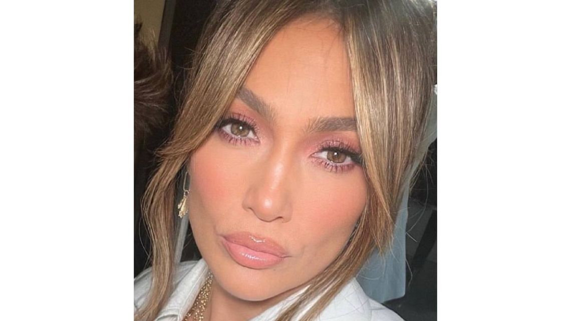 Jennifer Lopez Con Un Imponente Look Total White Da Lección De Estilismo Caras 9162