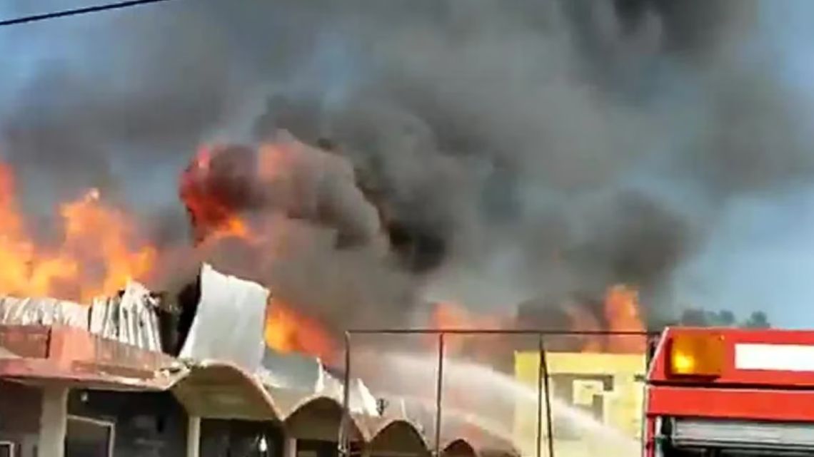 More than 30 fire crews fought a fire in a sawmill in Malvinas Argentinas