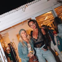 Los denim looks de Cami Homs e Ivana Figueiras con transparencias, perfectos para un sunset