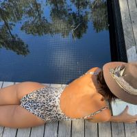 Zaira Nara mostró su look ideal para una tarde de lectura en Punta del Este