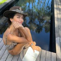Zaira Nara mostró su look ideal para una tarde de lectura en Punta del Este