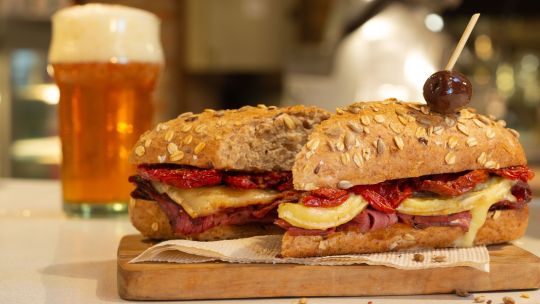 La ruta del pastrami: dónde probar los mejores sándwiches de pastrón