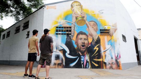 Messi, el nuevo ‘D10S’ de los murales: su imagen inunda las paredes de Argentina
