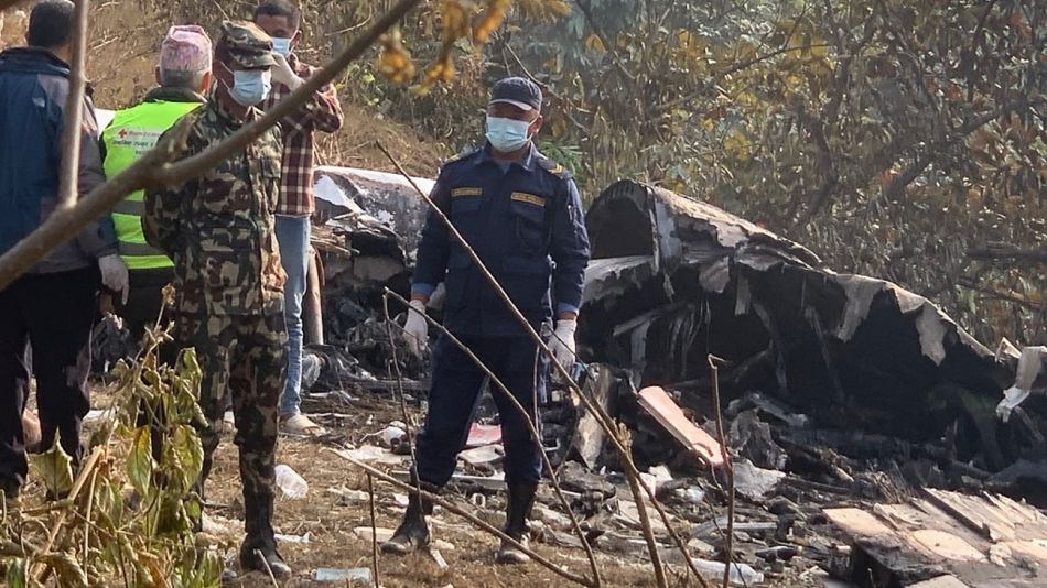 Los restos del avión estrellado en Nepal. Había un argentino en la lista de pasajeros.