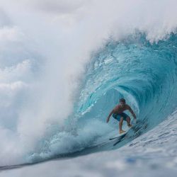 El surfista profesional estadounidense Benji Brand compite durante la ronda 4 de Da Hui Backdoor Shootout 2023 en la costa norte de Oahu, Hawái. Foto de Brian Bielmann / AFP  | Foto:AFP