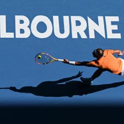 El español Rafael Nadal golpea una devolución contra el británico Jack Draper durante su partido individual masculino el primer día del torneo de tenis del Abierto de Australia en Melbourne. Foto de MANAN VATSYAYANA / AFP | Foto:AFP