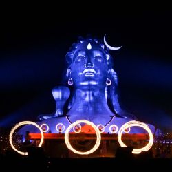 Los bailarines tradicionales actúan durante la ceremonia de inauguración del busto de 112 pies de altura de 'Adiyogi', otro nombre del dios hindú Shiva, en el nuevo centro de la Fundación Isha en Chikkaballapur. Foto de Manjunath KIRAN / AFP | Foto:AFP