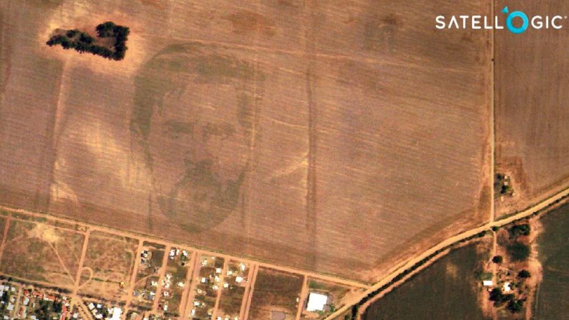 The Satellogic Twitter account [@Satellogic] shares an image of a Messi portrait near Los Cóndores, Córdoba Province.