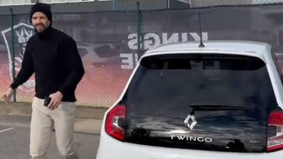 Piqué bajando de un Twingo, en referencia a la canción que le dedicó Shakira