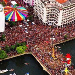 La principal característica del carnaval de Recife es que pasean unos muñecos gigantes entre la gente. 