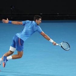 El serbio Novak Djokovic golpea una devolución contra el español Roberto Carballes Baena en el segundo día del torneo de tenis del Abierto de Australia en Melbourne. Foto de Martin KEEP / AFP | Foto:AFP