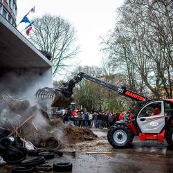Los agricultores esparcen escombros, neumáticos y tierra a la entrada de la Cité Administrativa para protestar contra la aplicación de un nuevo reglamento europeo sobre la Política Agrícola Común, en Toulouse, suroeste de Francia. Foto de Lionel BONAVENTURE / AFP | Foto:AFP