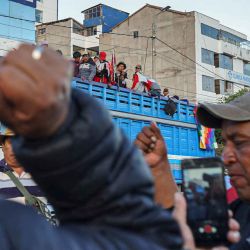 La gente se despide de los manifestantes cuando salen a Lima para protestar contra el gobierno de la presidenta peruana Dina Boluarte en la ciudad de Cusco, Perú. Foto de Bernat Lautaro Bidegain / AFP | Foto:AFP