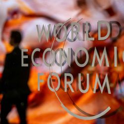 Un cartel en el centro de congresos el día inaugural de la reunión anual del Foro Económico Mundial (FEM) en Davos. Foto de Fabrice COFFRINI / AFP | Foto:AFP